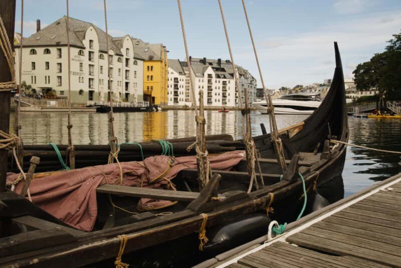 City walk in Ålesund: Art Nouveau, sea views, and insider tips - Exploring Ålesund’s Art Nouveau and Seaside Charm