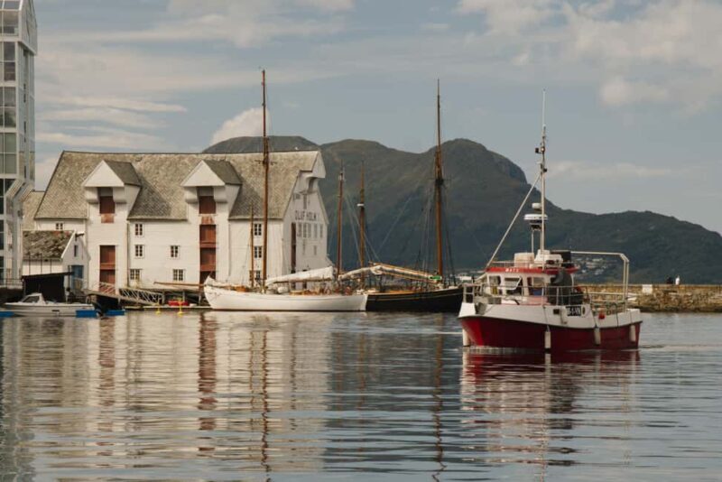 City walk in Ålesund: Art Nouveau, sea views, and insider tips - What’s Included and What to Expect