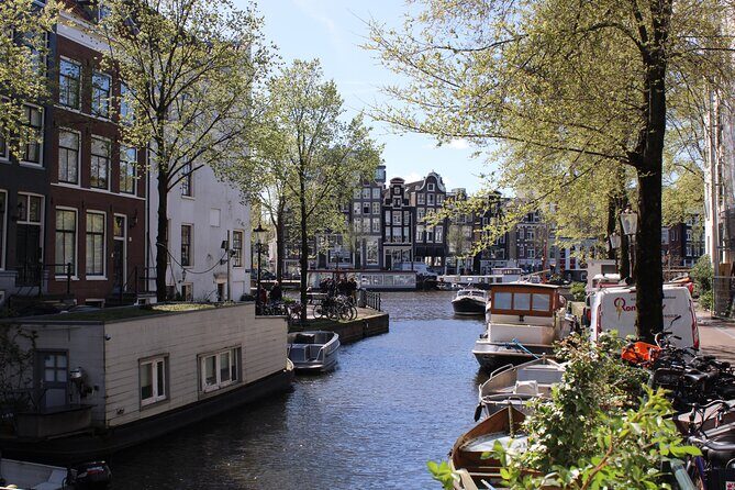 City walking experience in Amsterdam with a local - Quiet Beauty at Begijnhof