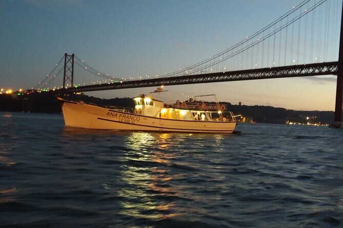 Classic Yacht Sunset group tour in Lisbon with welcome drink - Key Points