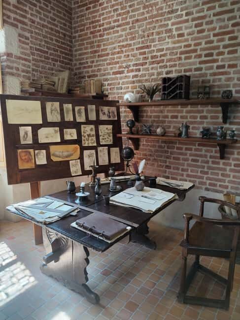 Clos Lucé: Da Vinci's Castle Private Guided Tour with Ticket - Considerations and Tips for Travelers