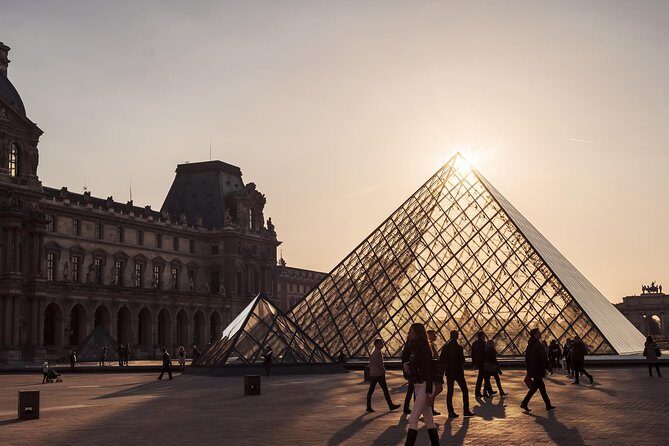 Closing Time at the Louvre: The Mona Lisa at her Most Peaceful - Key Points
