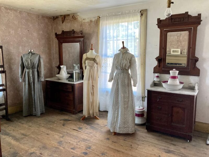 Cockayne Farmstead: Cockayne Farmhouse Guided Tour - The Living History of Four Generations