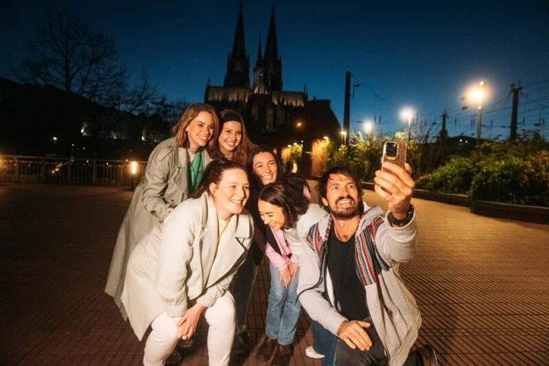 Cologne: Cologne Cathedral & Old Town in the evening  interactive tour with projector - Experience Cologne’s Old Town and Cathedral in the Evening: An Interactive Tour with a Modern Twist