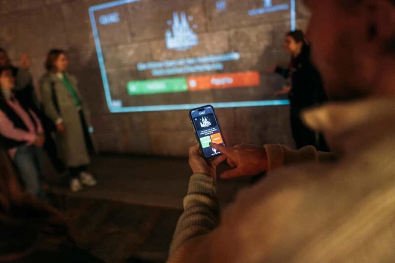 Cologne: Cologne Cathedral & Old Town in the evening  interactive tour with projector - Interactive Elements and Insider Tips