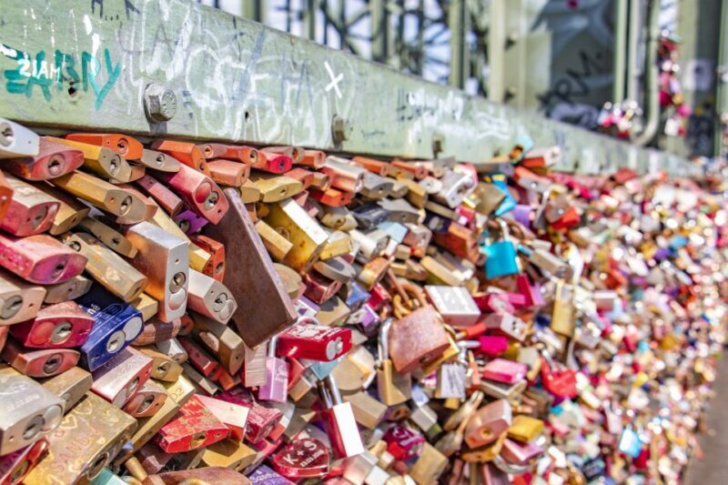 Cologne: Express Walk with a Local in 60 minutes - Key Points