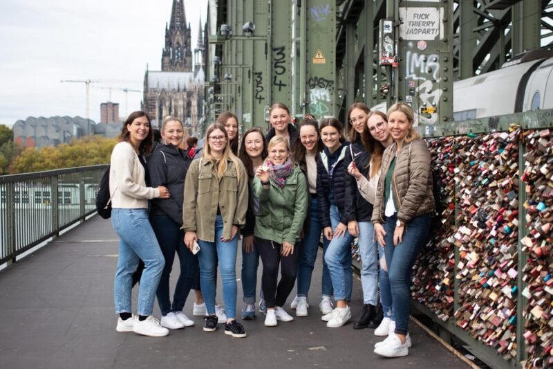 Cologne: JGA Tour in der Altstadt mit Fotoshooting - Exploring Cologne through a Private Walking Tour and Photoshoot