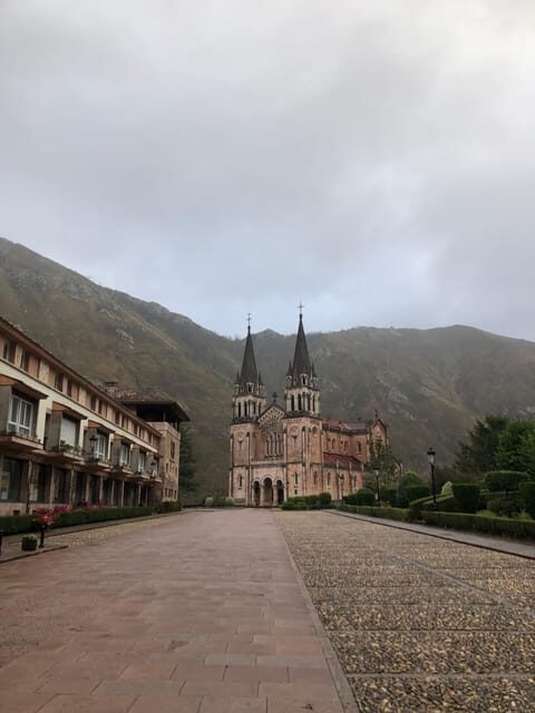 Covadonga y Cascos Históricos Cangas de Onís y Lastres - Exploring the Covadonga Lakes and Sanctuary