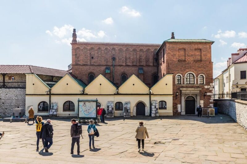 Cracow: Kazimierz Jewish Quarter Walking Tour - The Heart of Kazimierz: From Historical Sites to Modern Life