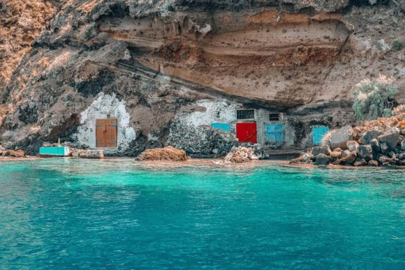 CRUISE AROUND SANTORINI IN STYLE AND SPEED - Key Points