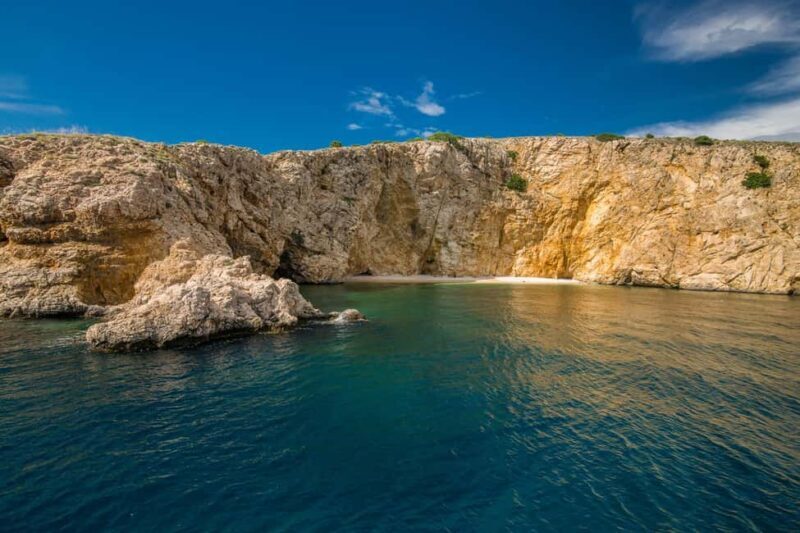 Cruise at Golden Beach and Blue cave, explore island Plavnik - Cruise at Golden Beach and Blue Cave, Explore Island Plavnik