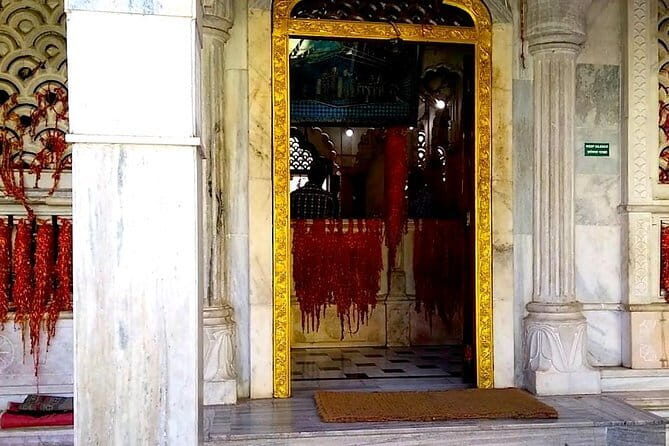 Culture trip in Pune to Aga Khan Palace, a dargah and temples - Key Points