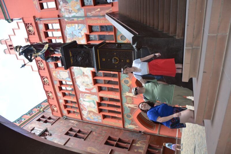 Customizable walking tour with local photographer - FAQ