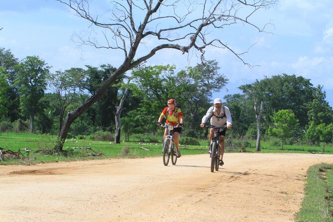 Cycle through 2000 years of sacred history and culture  Anuradhapura - Key Points