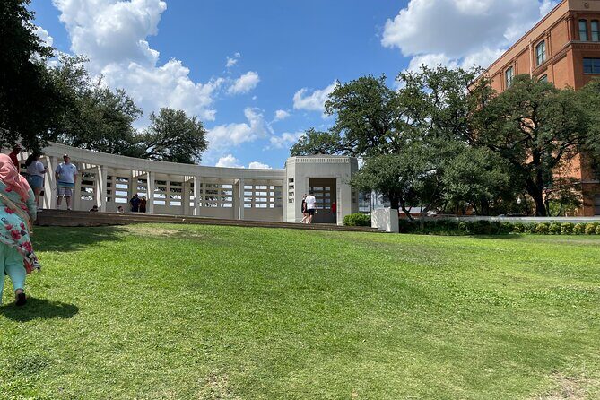 Dallas in Wonderland: A Self-Guided Walking Tour of Dallas - A Deep Dive into the Dallas in Wonderland Tour