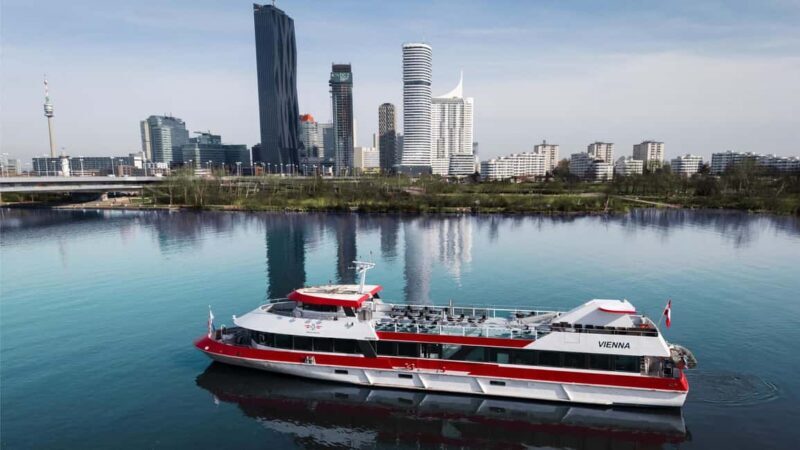 Danube Panorama Tour with free-flowing Prosecco - An Introduction to the Experience