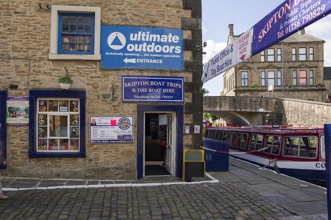 Day Boat Hire - A Detailed Look at Day Boat Hire on the Leeds and Liverpool Canal