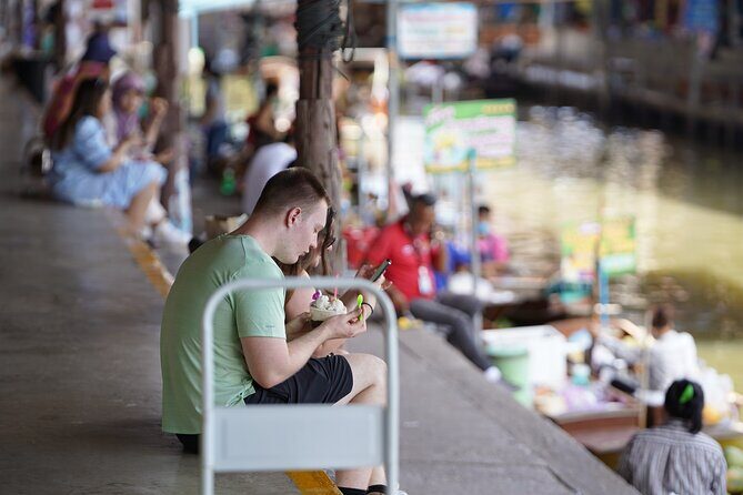 Day Tour From Bangkok to Maeklong and Damnoensaduak Market By Bus - FAQ