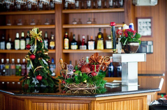 December Nights Dinner Cruise on San Diego Bay - Atmosphere and Group Size