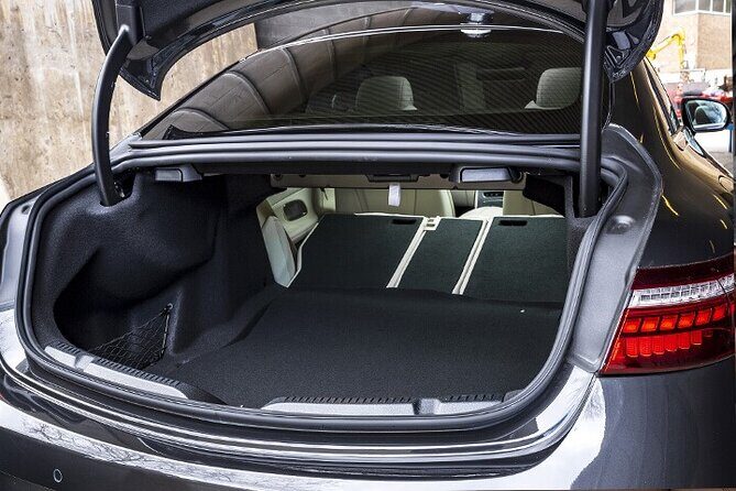 Departure Private Transfer Vienna to Vienna Airport VIE by Sedan - FAQ