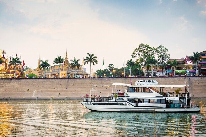 Dinner Cruise 1h45 on the Mekong including 4 courses - The departure and location