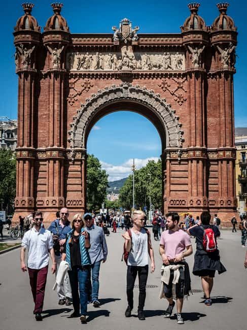 "Discover Barcelona: Private Tour in Arabic with Expert Guide" - Key Points