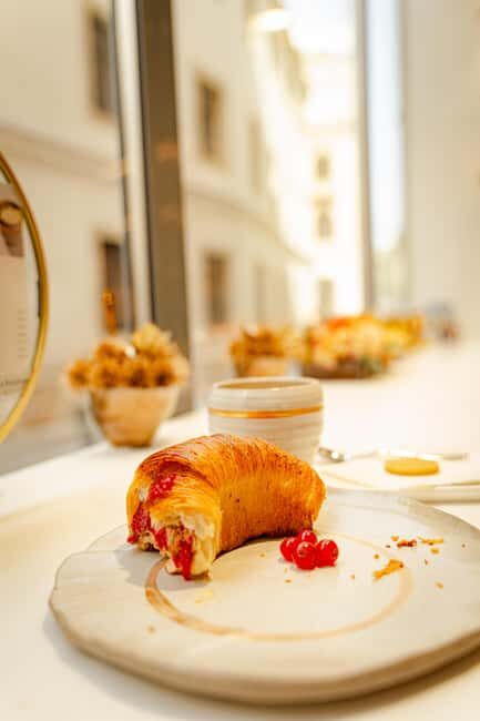 Discover Budapest: Coffee and Photo Guided Tour - Key Points