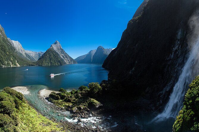 Discover Doubtful Sound // Helicopter Scenic Flight from Te Anau - The Second Stop: Lake Manapouri