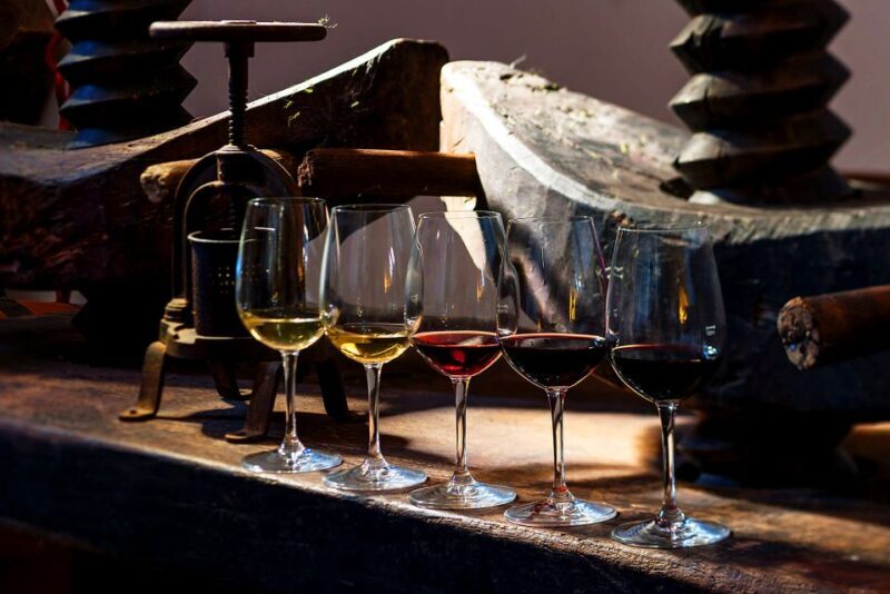 Discover Santorini: Prehistoric Akrotiri & Winery Tour - Key Points