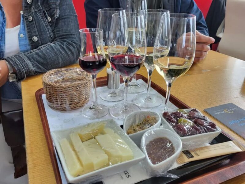 Discover the island of Santorini in six hours with locals - An in-depth look at what you can expect