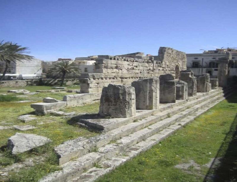 Discover the wonders of Ortigia: Tuk-Tuk tour through history and the sea. - Key Points