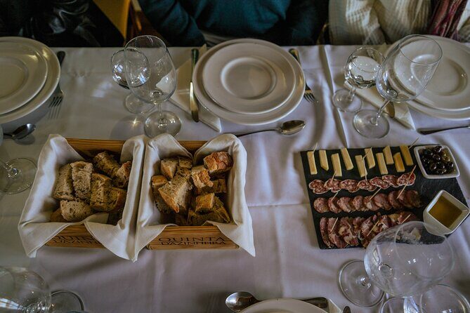 DOURO VALLEY: Visit Small local wineries, lunch & an 1h-boat Tour - Key Points