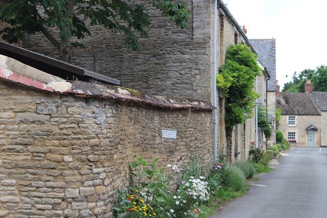 Downton Abbey and Village Coach Tour from London with Highclere - FAQ