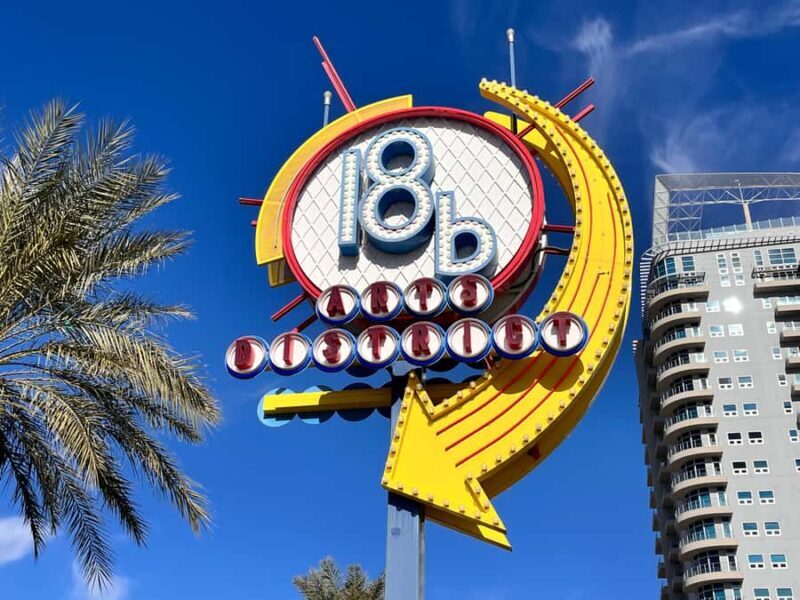 Downtown Las Vegas walking tour in French - Exploring Street Art and the El Cortez Hotel