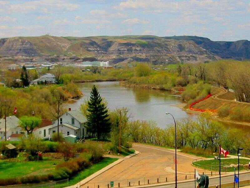 Drumheller: Bad Land & Dinosaur Museum Tour from Calgary - Key Points