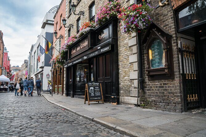 Dublin Old Town: Famous Pubs Exploration Game and Tour - The Pace and Duration