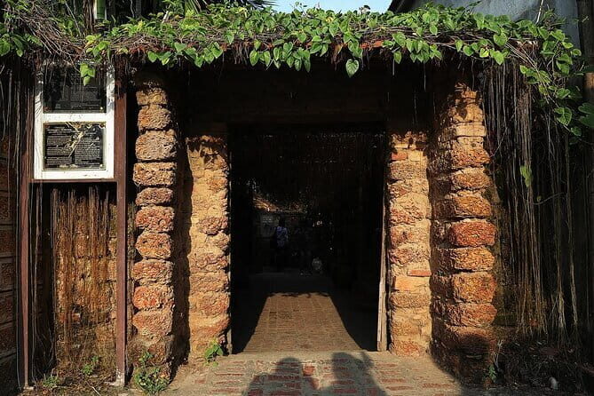 Duong Lam Ancient Village & Thay Pagoda Private Cultural Day Trip - Key Points