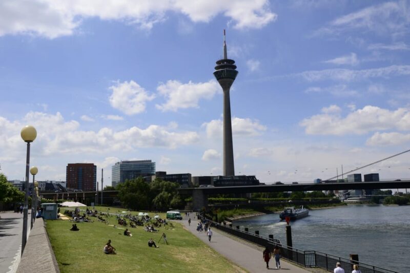 Düsseldorf: Old town and banks of Rhine - heart and lifeline - Key Points