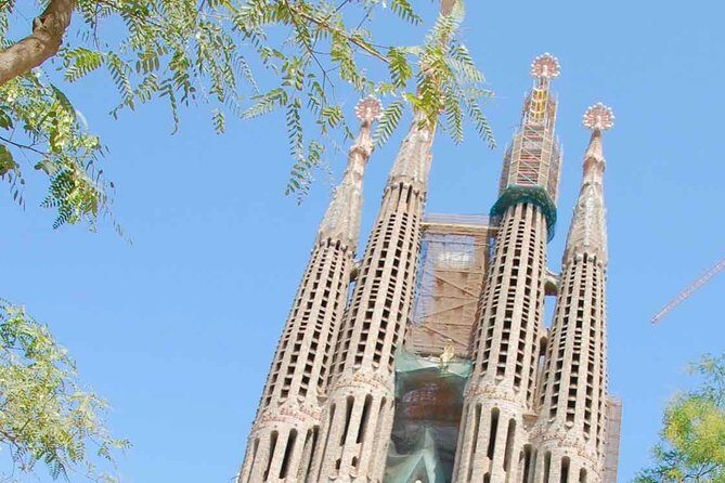 E-Bike tour in Barcelona with English Guide - Starting Point: A Friendly Introduction in L’Eixample