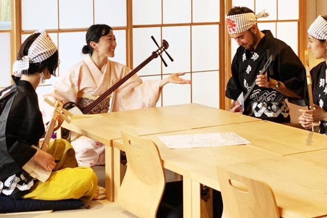 Easy for everyone! Now you can play handmade mini shamisen and show off to everyone! Musical instruments, sweets and live music - Key Points