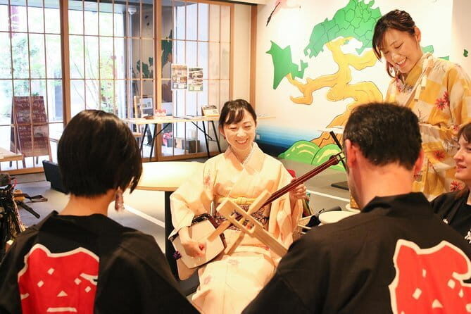 Easy for everyone! Now you can play handmade mini shamisen and show off to everyone! Musical instruments, sweets and live music - Exploring the Shamisen Craft and Experience