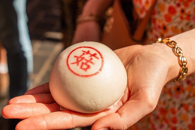 Eating London: Twilight Soho VIP Food & Drinks Tour - The Starting Point and Atmosphere