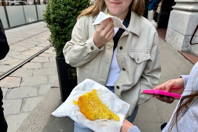 Eating Milan Street Food Tour with Guided Tasting and Sightseeing - The Walking and Sightseeing Experience