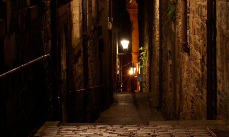 Edinburgh: 2-Hour Ghost Tour in Italian - The Itinerary in Detail: What to Expect