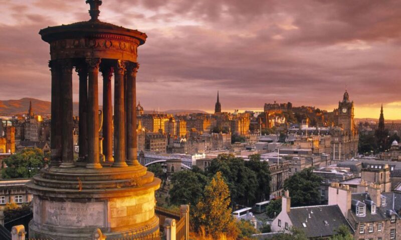 Edinburgh: 3-Hour Historical Walking Tour in Italian - The Itinerary in Detail: Walking Through Edinburgh’s Historic Heart