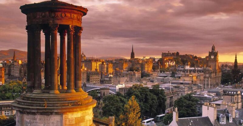 Edinburgh: 3-Hour Historical Walking Tour in Italian - Authentic Narration and Enthusiastic Guides