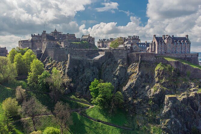 Edinburgh Castle: Guided Walking Tour with Entry Ticket - The Experience of a Guided Tour