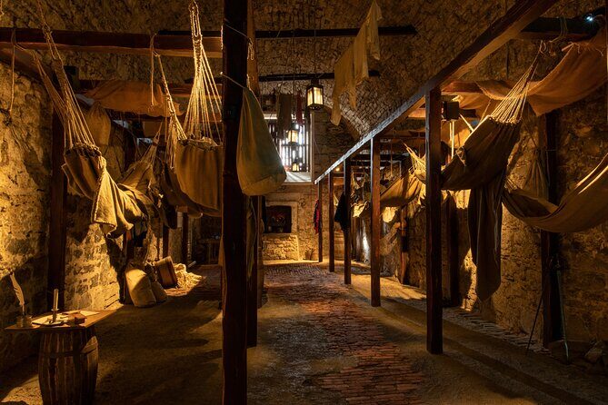 Edinburgh Castle: Guided Walking Tour with Entry Ticket - Focus on the Value