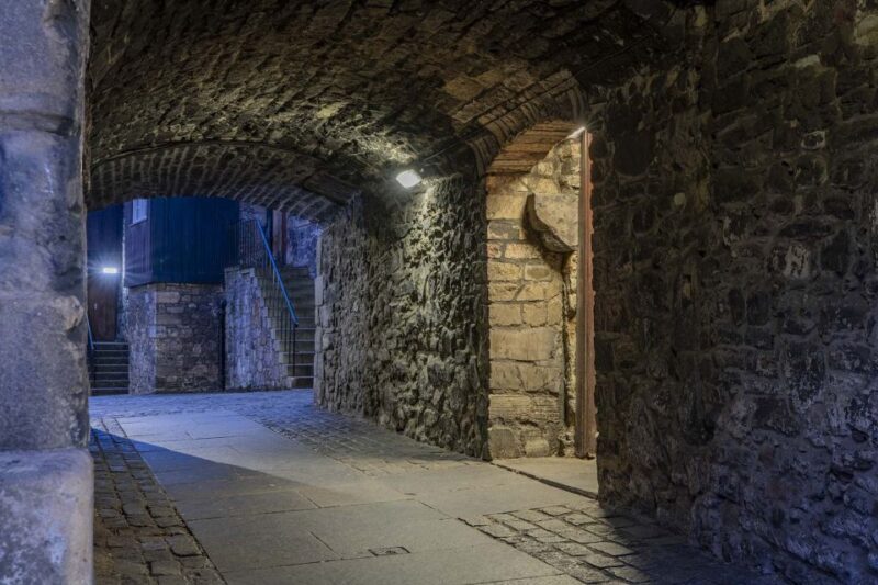 Edinburgh: Dark Secrets of the Old Town Ghost Walking Tour - Views and Atmosphere