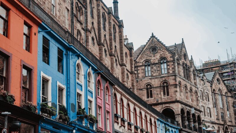 Edinburgh: Discover Edinburgh's Old Town Walking Tour - The Guides: Knowledge and Personality Matter
